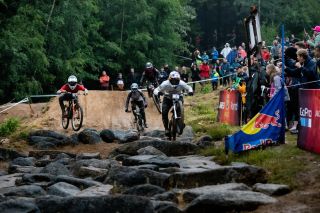 Co si takhle při pondělku dát malou hru? Aneb najdi ridera 🤭 Tyhle fotky od @ondrejholas_landscape nás baví. Davy, jezdci...